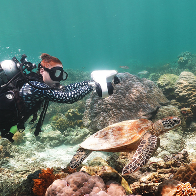 asiwo-underwater-scooter-move-forward-with-turtles
